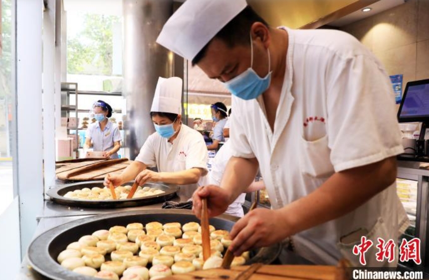 鮮肉月餅の製造に追われる職人（撮影?湯彥俊）。