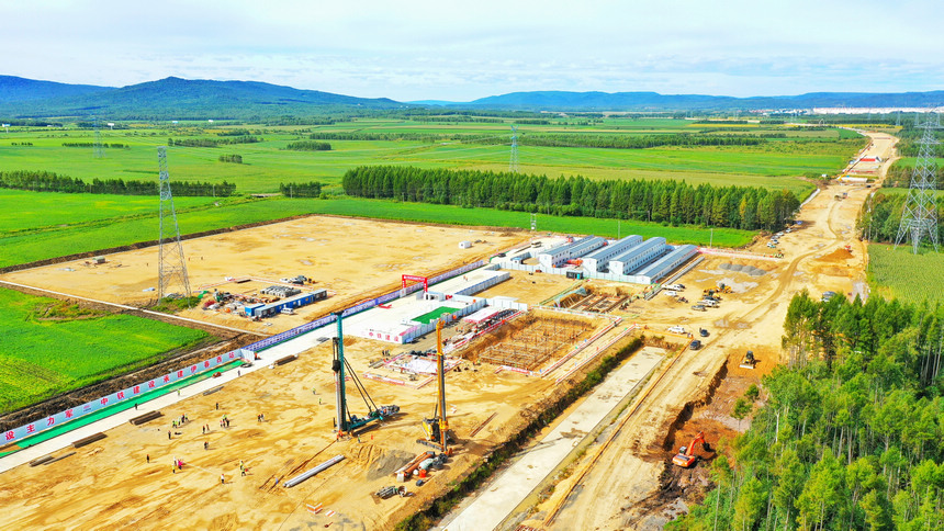 本格的な建設が始まった中國最北端の高速鉄道駅「伊春西駅」。（撮影?原勇）