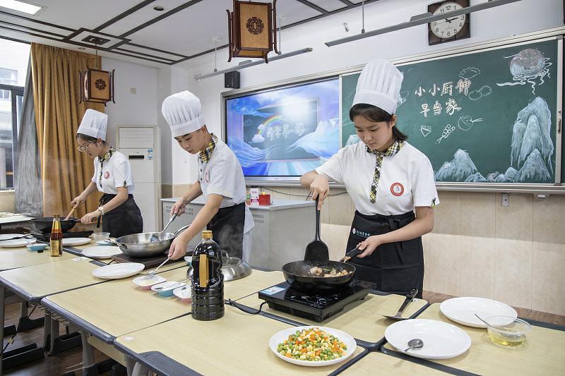 江蘇省鎮江市第三中學校で、新學期の最初の授業で料理の腕前を披露した生徒たち（寫真著作権はCFP視覚中國が所有のため転載禁止）