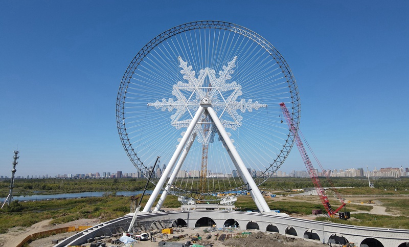 六角形の雪の結晶の取り付け工事が完成した大観覧車