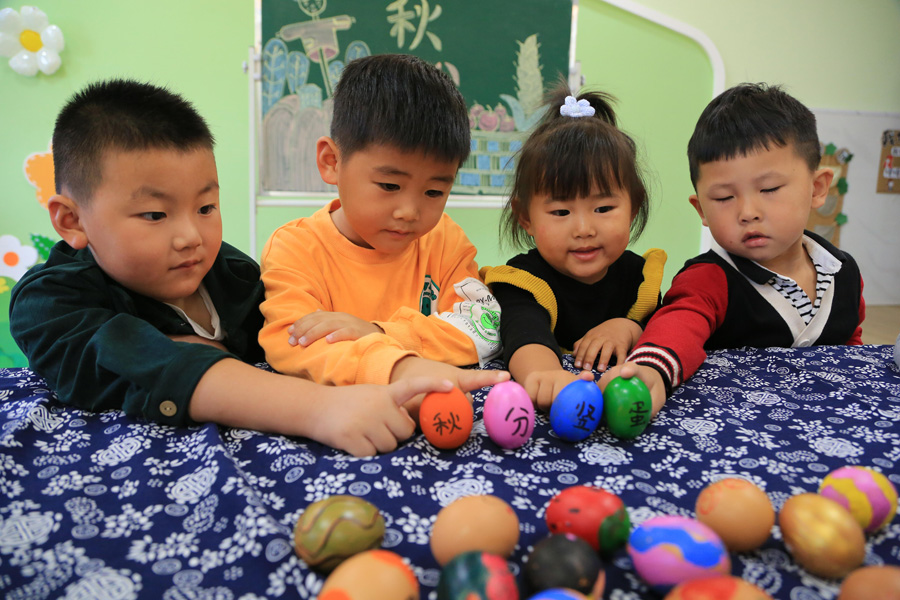 9月23日、江蘇省連雲(yún)港市贛楡観瀾金海灣幼稚園で、秋分の風俗習慣「卵立て」を體験する園児たち（寫真著作権は東方ICが所有のため転載禁止）。