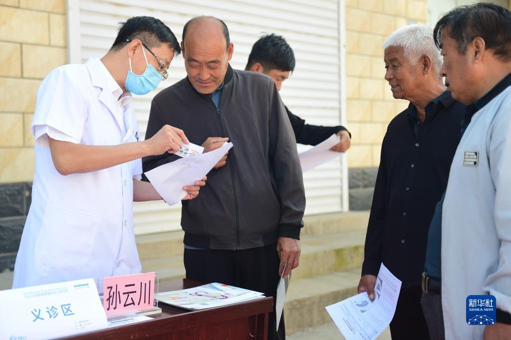 胸部レントゲン検査の結果を住民に伝える河北省滄州市中西醫結合病院放射線?化學療法センターの醫師（9月25日撮影?傳新春）。