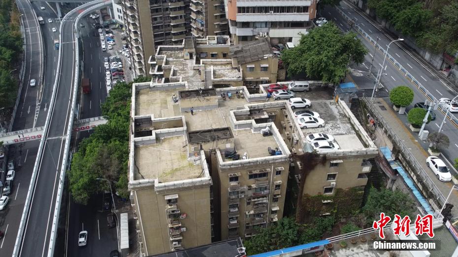 マンションの屋上の駐車場（撮影?肖江川）