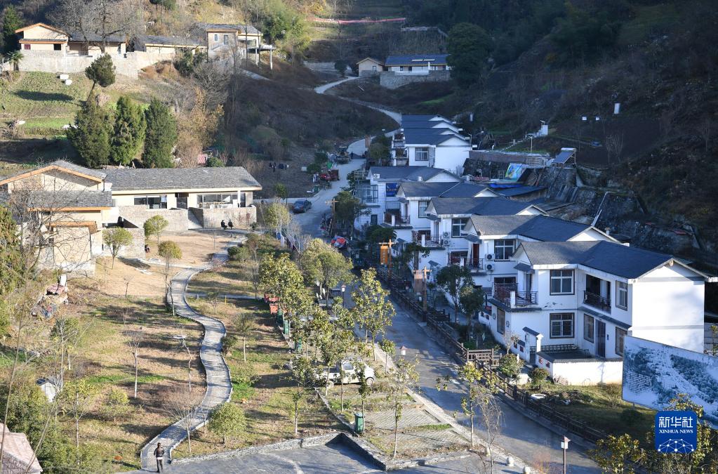 陝西省安康市紫陽(yáng)県城関鎮(zhèn)青中村に建設(shè)された民宿群（2021年11月24日撮影?邵瑞）。