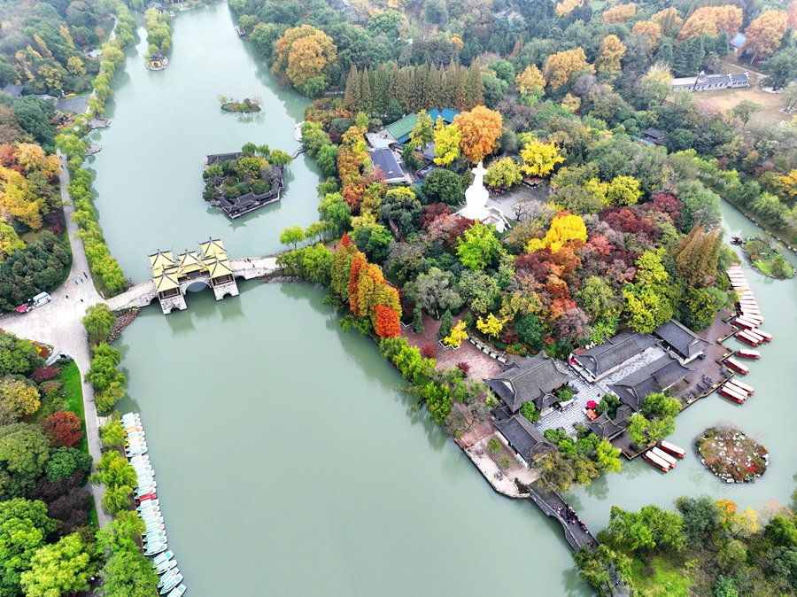 色彩豊かな初冬の痩西湖景勝地（撮影?孟徳龍）。