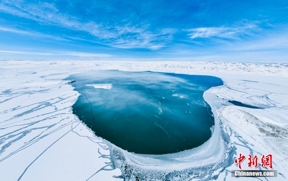 氷と雪の世界にはめ込まれた「サファイア」のような「星星?！梗ē丧愆`ンによる撮影?李友崇）。