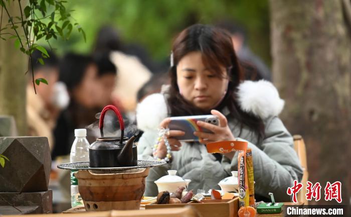 茶館で、「七輪を囲んでお茶」する市民（撮影?安源）。