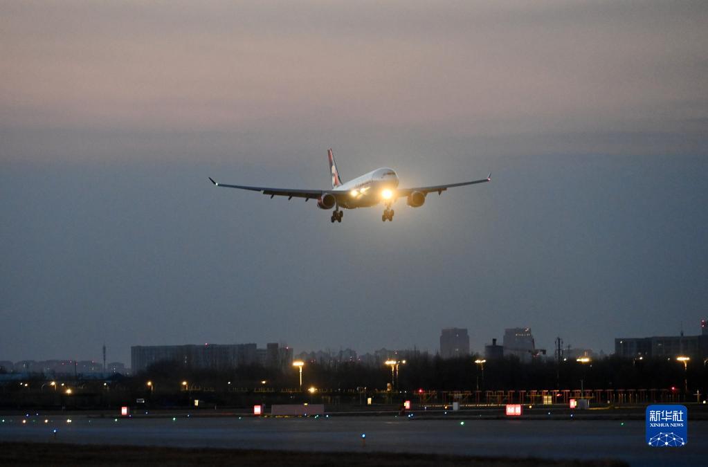 天津浜海國際空港で、著陸態勢に入るJU702便（12月10日撮影?李然）