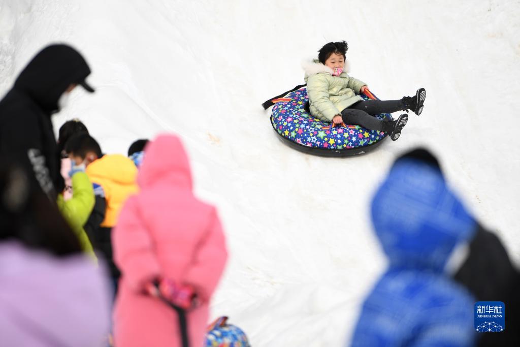 甘粛省蘭州市にある北山林場で開幕した氷雪カーニバルで、雪上レクリエーションを體験する観光客（12月25日撮影?陳斌）。