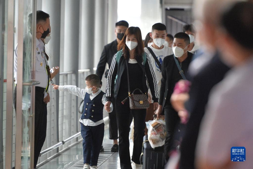 空港で中國人旅客歓迎セレモニー　タイ