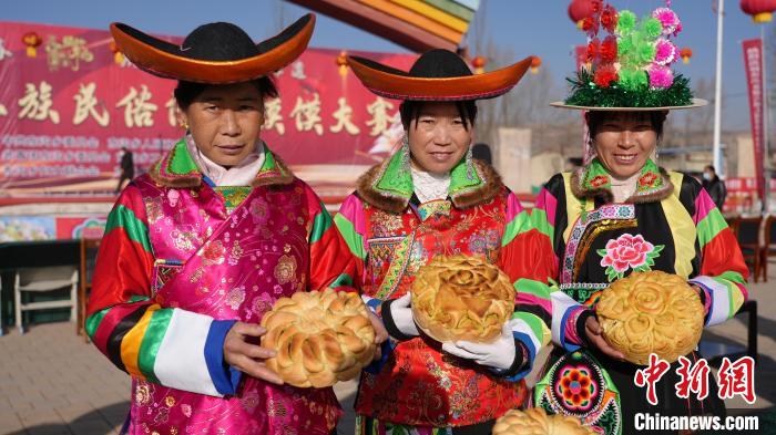 自作の年饃を見せる土族の女性（撮影?馬金山）。