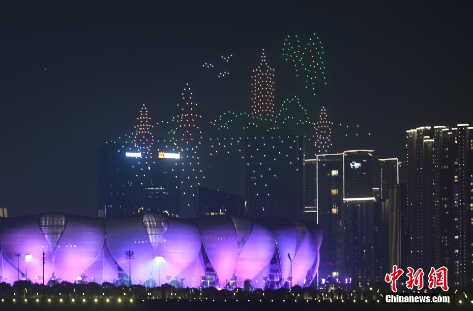 杭州市西湖にある雷峰塔や三潭印月を夜空に描き出したドローンショー（3月7日撮影?王剛）。