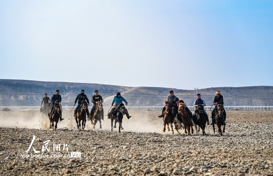 新疆呼図壁で披露された伝統的な競馬パフォーマンス（撮影?陶維明/寫真著作権は人民図片が所有のため転載禁止）。