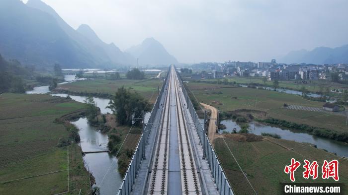 濕地帯に架けられた澄江雙線特大橋（撮影?王以照）。