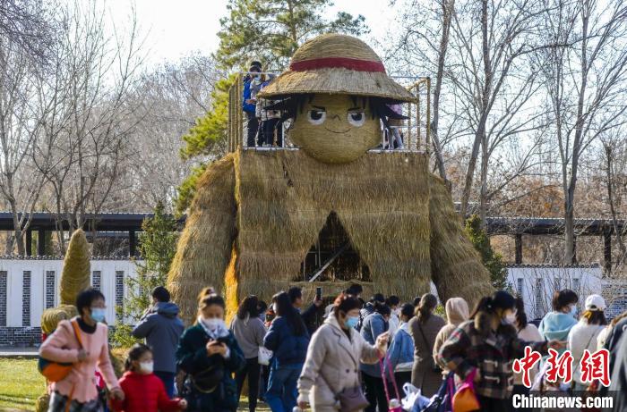 「藁人形蕓術フェスティバル」を訪れ、楽しむ多くの親子連れ（撮影?劉新）。