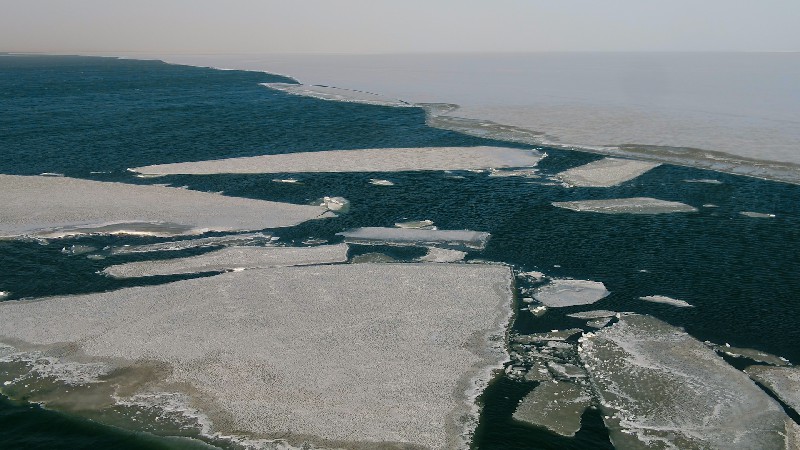 解氷した青海湖（撮影?張世偉）。