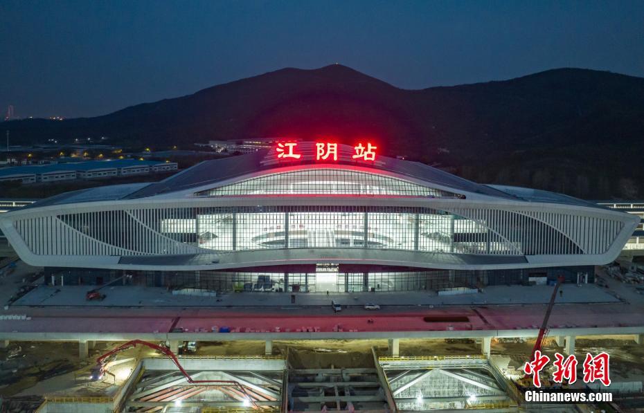 上空から撮影した滬寧沿江高速鉄道の江陰駅（4月10日撮影?泱波）。