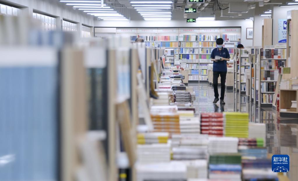 北京市の美術館近くにある書店で本を購入する買い物客（4月22日撮影?李欣）。