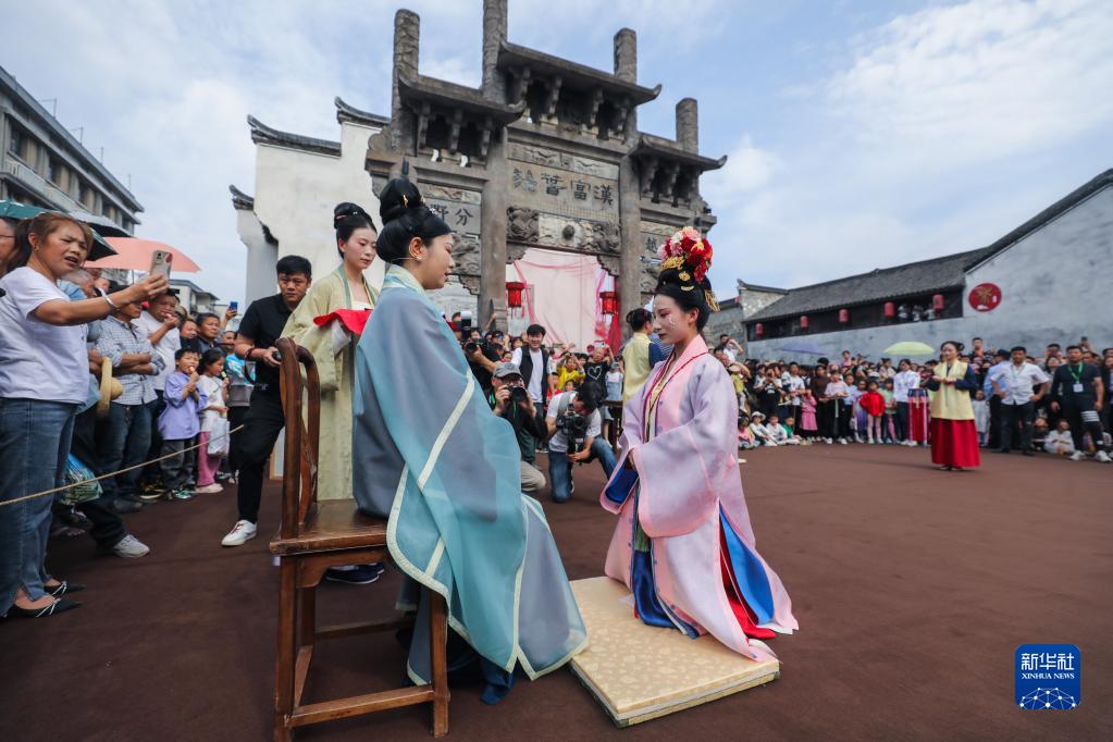 浙江省建徳市梅城鎮(zhèn)厳州古城で行われた水上婚禮パフォーマンス（5月3日撮影?徐昱）。