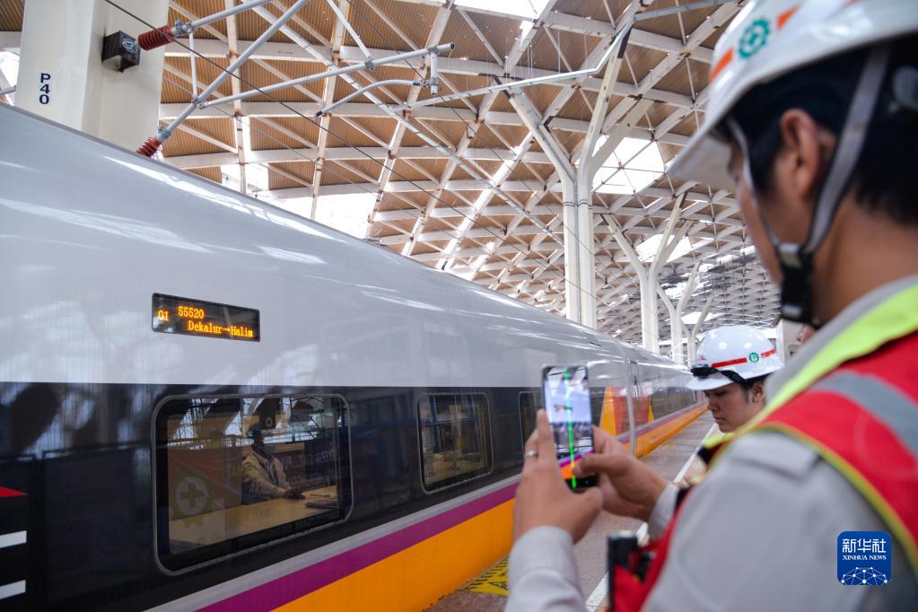 インドネシア?ジャカルタのハリム駅で、総合調整?試験段階に入るヤワン高速鉄道の総合試験車を撮影する職員（5月22日撮影?徐欽）。