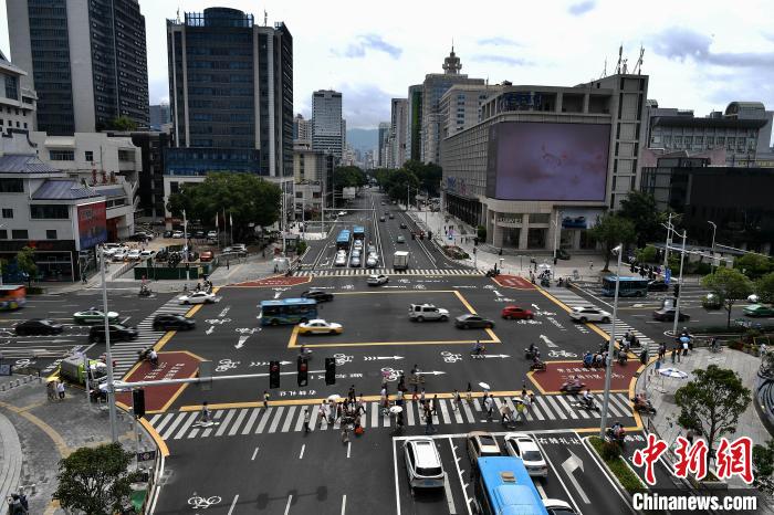 福州東街口で完成した「フライトチェス」ボードのような橫斷歩道（6月24日撮影?張斌）。