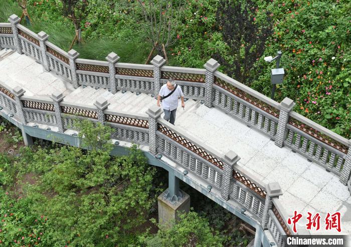 謝家灣鉄道駅歩道を歩く住民（撮影?周毅）。