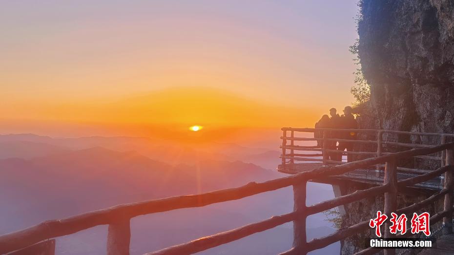 立ち止まって夏景色を鑑賞する観光客（撮影?張婷婷）。