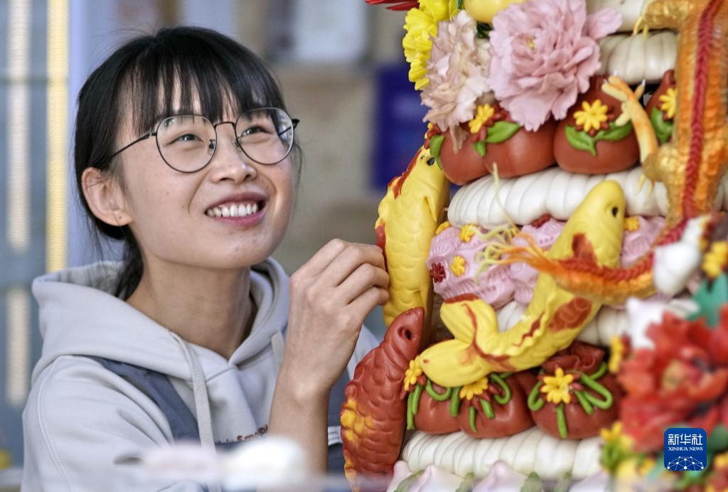 田暁さんが制作した「祝壽花饃」（11月12日撮影?李欣）。