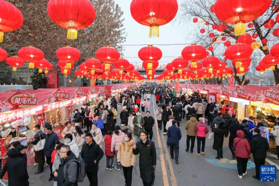 大勢の人で賑わう甘粛省蘭州市の黃河市場（2月5日、ドローンによる撮影?馬希平)。