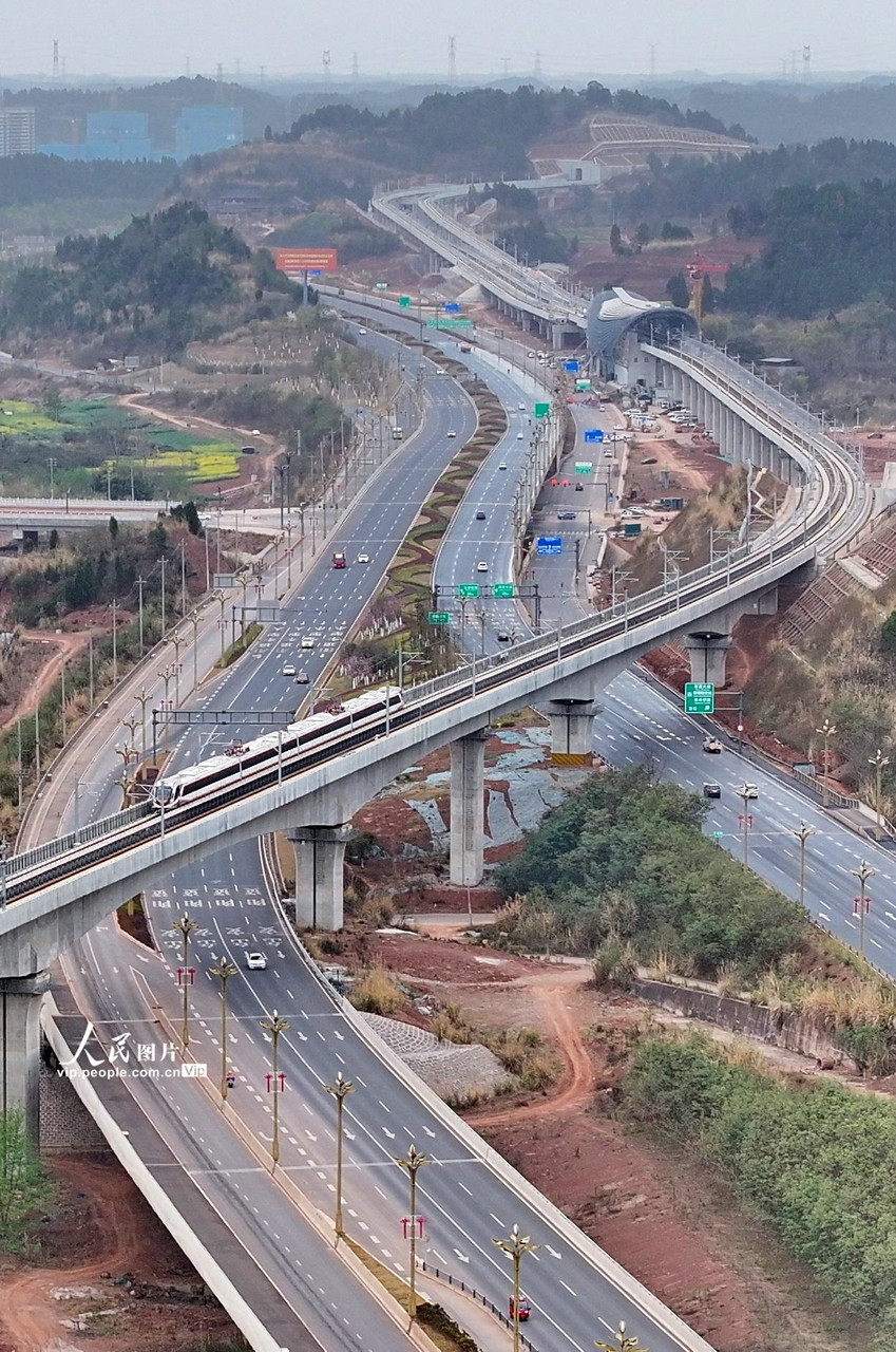 四川省初の都市間鉄道の全線で運転テスト始まる