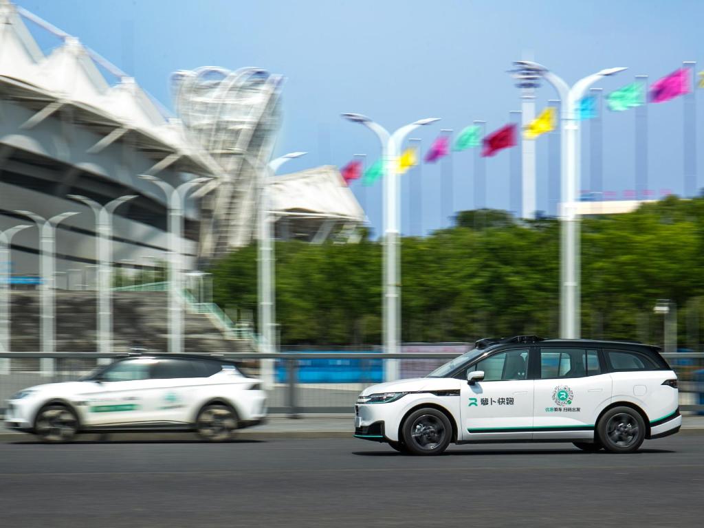 走行中の百度「蘿蔔快跑」全自動運転車。