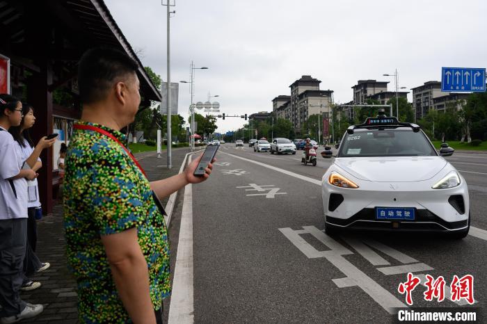 海外華文メディア代表一行が自動運転サービスを體験　重慶市永川