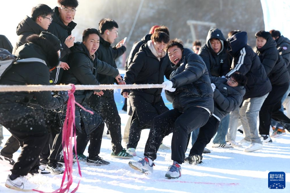 河北省石家荘市鹿泉區氷雪小鎮で、雪上綱引きを楽しむ大學生（12月21日撮影?梁子棟）。