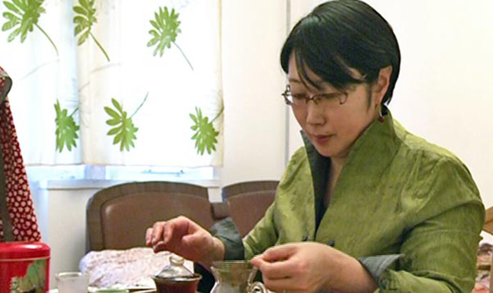 第2回中國茶で味わう文化の香り--茶蕓師?渡辺英子さん　高校生と中學生の息子さんと娘さんを持つ母親である渡辺英子さんは、2年前から日本にいる家族と離れ、北京で1人で暮らして仕事をしています。そんな渡辺さんの現在の一番の楽しみは茶蕓學校に通うことです。すでに中級茶蕓師の資格を持つ渡辺さんは現在高級茶蕓師を目指して勉強しています。[日本語版]  [中國語版]  [動畫]