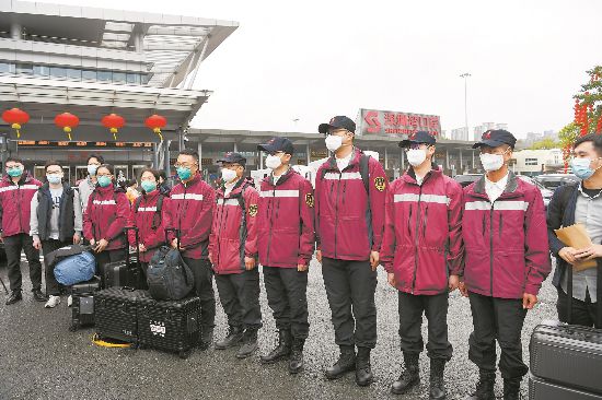 深セン灣通関地に集まった中國大陸部の香港支援疫學専門家グループ。