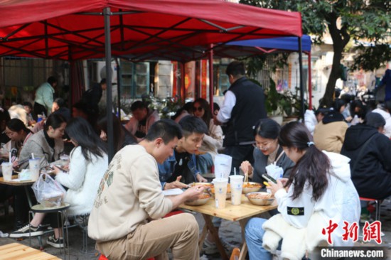 2月26日、多くの客で賑わう柳州市のあるタニシ麺の店（撮影?林馨）。