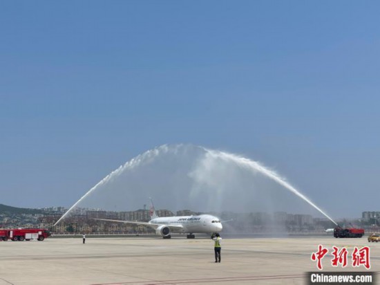 大連空港でウォーター?サルートで迎えられた日本航空の旅客機(jī)（撮影?楊毅）。